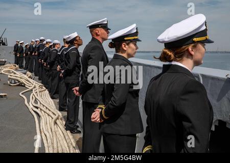 220316-N-PC065-1131 ATLANTIC OCEAN – Sailors assigned to the San Antonio-class amphibious transport dock ship USS Arlington (LPD 24) man the rails on the fo’c’sle as Arlington deploys from Naval Station Norfolk, Virginia, March 16, 2022. Arlington is operating in the Atlantic Ocean in support of naval operations to maintain maritime stability and security in order to ensure access, deter aggression and defend U.S. allied and partner interests. Stock Photo