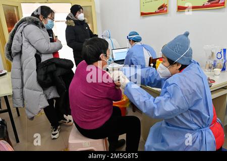 WEIFANG, CHINA - DECEMBER 29, 2022 - A medical worker inoculates a citizen with a second dose of booster vaccine at a centralized COVID-19 vaccination Stock Photo