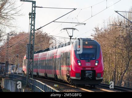 Potsdam, Germany. 27th Dec, 2022. A regional train of Deutschan Bahn crosses a bridge at Neustädter Havelbucht in the direction of Potsdam central station. Credit: Soeren Stache/dpa/Alamy Live News Stock Photo