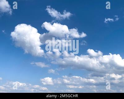 In the foreground large fleecy clouds, altocumulus clouds, altocumulus clouds, in the background cluster layer clouds stratocumulus, stratocumulus Stock Photo