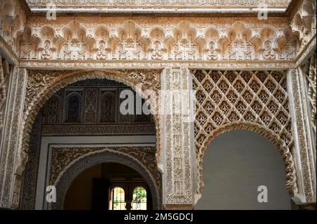 Arabesque Mudjar plasterwork of the 12th century Patio de las Munecas (Courtyard of the Dolls), Alcazar of Seville, Seville, Spain Stock Photo