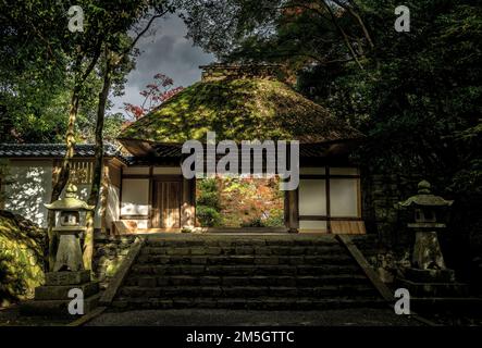 The entrance to Honen In temple in Kyoto Japan Stock Photo