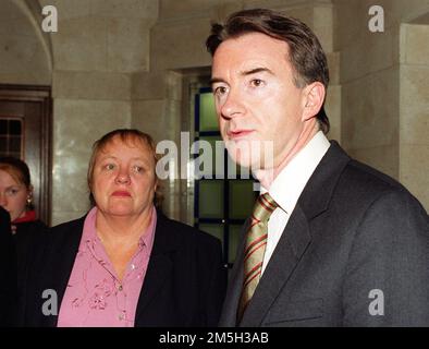 File photo dated 11/10/99 of Peter Mandelson and Mo Mowlam at the Northern Ireland office, London. Former Northern Ireland Secretary Peter Mandelson urged the cross-community Alliance Party to redesignate as unionists at Stormont in 1999 to facilitate the formation of a powersharing government, declassified papers have revealed. Issue date: Thursday December 29, 2022. Stock Photo