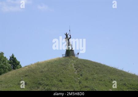 Sheyenne River Valley Scenic Byway - Viking Warrior atop Pyramid Hill. A statue of a Viking warrior stands on top of Pyramid Hill as a monument to the predominently Scandinavian ancestry of those who settled this region at the turn of the 20th Century. Location: Fort Ransom, North Dakota (46.520° N 97.938° W) Stock Photo