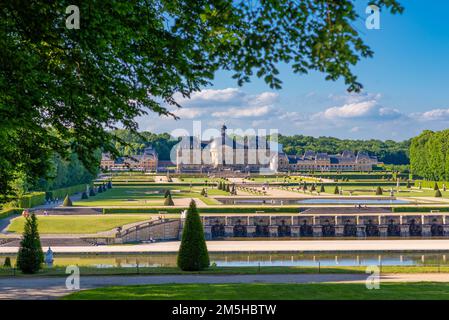 Maincy, France - May 21, 2022: A castle sets on the main perspective of a french classical garden (Vaux-le-Vicomte). Photo taken in an early summer su Stock Photo