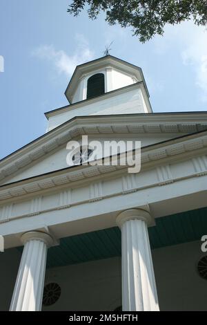 Edisto Island National Scenic Byway - Historic Presbyterian Church on Edisto Island. The austere Historic Presbyterian Church on Edisto Island, on the National Register of Historic Places, stands tall and proud over the landscape, a landmark for all visitors. Location: South Carolina (32.579° N 80.308° W) Stock Photo