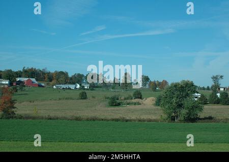 Amish Country Byway - Farm in Holmes County. Pastureland, trees, and cropland form lines before a farm on the horizon in Amish Country. Location: Ohio (40.595° N 81.752° W) Stock Photo