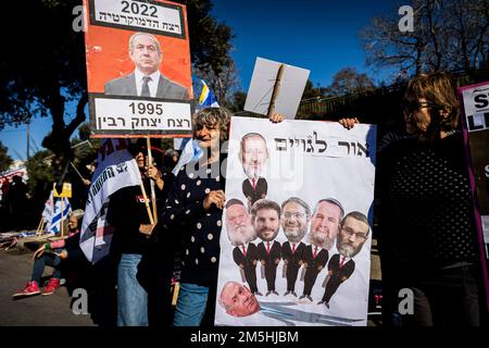 Jerusalem, Israel. 29th Dec, 2022. Israelis protest outside the Knesset during the swearing-in of the new government almost two months after the parliamentary election. The new government of Benjamin Netanyahu is the most right-wing government Israel has ever had, with far-right politicians also represented in a coalition for the first time. Credit: Ilia Yefimovich/dpa/Alamy Live News