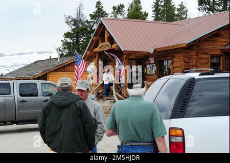 Beartooth Highway - A Small Gathering at the Top of the World. People gather just outside the Top of the World Store on the Beartooth Highway. Location: Wyoming (45.020° N 109.932° W) Stock Photo