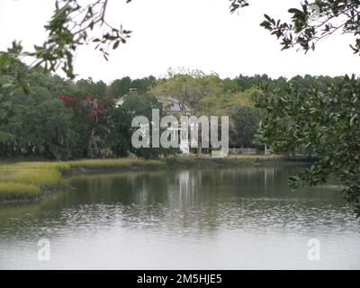 Edisto Island National Scenic Byway - Russell Creek View to Historic Windsor House. The Historic Windsor House, a white-columned plantation house built in 1858, looms over Russell Creek. Location: South Carolina (32.597° N 80.348° W) Stock Photo