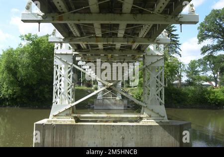 Sheyenne River Valley Scenic Byway - Underneath the VCSU Footbridge. Look up from underneath the VCSU footbridge to see its construction. Location: Valley City, North Dakota (46.920° N 98.003° W) Stock Photo