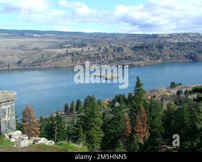 Historic Columbia River Highway - Island in the Columbia River. A small island rests on the border of Washington and Oregon in the middle of the Columbia River near Memaloose State Park, as seen from the Historic Columbia River Highway. Near Memaloose State Park, Oregon (45.703° N 121.341° W) Stock Photo