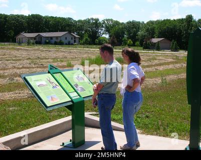 Sheyenne River Valley Scenic Byway - Reading about Pyramid Hill. Two travelers find the legends of Pyramid Hill fascinating. Location: Fort Ransom, North Dakota (46.519° N 97.940° W) Stock Photo