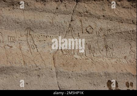 Volcanic Legacy Scenic Byway - Panel at Petroglyph Point. Elaborate geometric designs and manlike figures line the base of Petroglyph Point in Lava Beds National Monument. Location: Lava Beds National Monument, California (41.845° N 121.391° W) Stock Photo