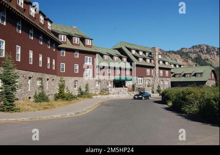 Volcanic Legacy Scenic Byway - Park Lodge at Crater Lake. A road sweeps up to the unassuming entrance to the historic Crater Lake Lodge in Crater Lake National Park. Location: Crater Lake National Park, Oregon (42.910° N 122.141° W) Stock Photo