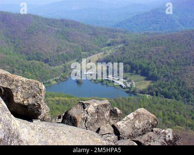 Blue Ridge Parkway - Peaks of Otter. Sharp Top Mountain Peak provides a sweeping view, overlooking the Peaks of Otter lodge and Abbott Lake. Location: Virginia (37.447° N 79.606° W) Stock Photo