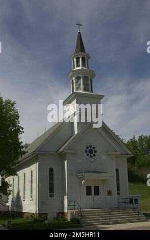 Minnesota River Valley Scenic Byway - St. Thomas Church. The simple lines of St. Thomas Church near Henderson, Minnesota stand out against a cloud-streaked sky. Location: Near Henderson, Minnesota (44.623° N 93.763° W) Stock Photo