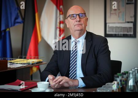 Potsdam, Germany. 27th Dec, 2022. Dietmar Woidke (SPD), Minister-President of Brandenburg, photographed in his office at the State Chancellery during the traditional end-of-year dpa interview. Credit: Soeren Stache/dpa/Alamy Live News Stock Photo