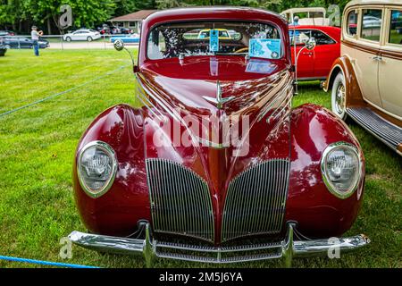 Iola, WI - July 07, 2022: High perspective front view of a 1939 Lincoln Zephyr V12 4 Door Sedan at a local car show. Stock Photo