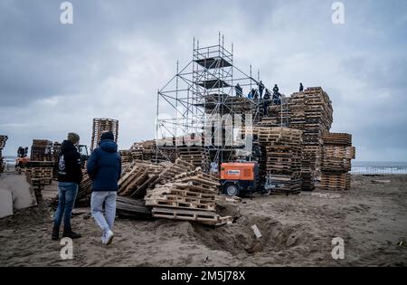 SCHEVENINGEN - The construction of the depot for the New Year's bonfire on the Noorderstrand in Scheveningen. The woodpile, which cannot exceed 10 by 10 by 10 meters this year, is traditionally set on fire at the turn of the year. ANP BART MAAT netherlands out - belgium out Stock Photo