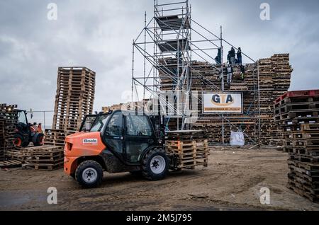 SCHEVENINGEN - The construction of the depot for the New Year's bonfire on the Noorderstrand in Scheveningen. The woodpile, which cannot exceed 10 by 10 by 10 meters this year, is traditionally set on fire at the turn of the year. ANP BART MAAT netherlands out - belgium out Stock Photo