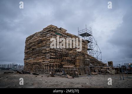 SCHEVENINGEN - The construction of the depot for the New Year's bonfire on the Noorderstrand in Scheveningen. The woodpile, which cannot exceed 10 by 10 by 10 meters this year, is traditionally set on fire at the turn of the year. ANP BART MAAT netherlands out - belgium out Stock Photo