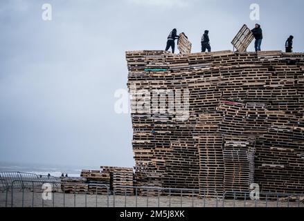 SCHEVENINGEN - The construction of the depot for the New Year's bonfire on the Noorderstrand in Scheveningen. The woodpile, which cannot exceed 10 by 10 by 10 meters this year, is traditionally set on fire at the turn of the year. ANP BART MAAT netherlands out - belgium out Stock Photo