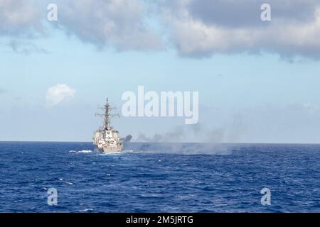 220320-N-KW492-1139 PHILIPPINE SEA (March 20, 2022) The Arleigh Burke-class guided-missile destroyer USS Higgins (DDG 76) fires a 5-inch gun during a live-fire exercise. Higgins is assigned to Destroyer Squadron (DESRON) 15, Navy’s largest forward-deployed DESRON and the U.S. 7th Fleet’s principal fighting force, and is underway supporting a free and open Indo-Pacific. Stock Photo