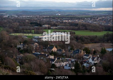 Thursday December 29th 2022: Edinburgh Scotland, UK. A view of Duddingston Village from Arthurs Seat. Also in the picture is Holy Rood High School Stock Photo