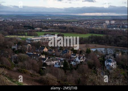 Thursday December 29th 2022: Edinburgh Scotland, UK. A view of Duddingston Village from Arthurs Seat. Also in the picture is Holy Rood High School Stock Photo