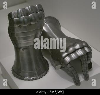 Armour. Gauntlets. Glove of metal plates which protected the hand. Pair of Prince's gauntlets. Europe, 16th century. Army Museum. Toledo, Spain. Stock Photo