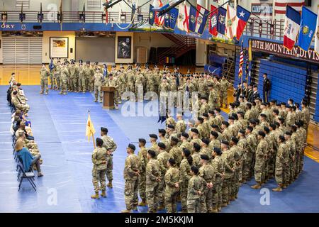 Lt. Col. Adam Armstrong relinquishes command of 2nd Battalion, 22nd Infantry Regiment, 1st Brigade Combat Team, 10th Mountain Division  to Lt. Col. Matthew VanPutte on Fort Drum N.Y., on March 22, 2022. Stock Photo