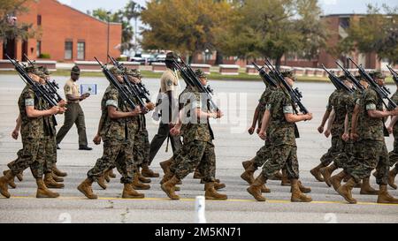 Recruits with Lima Company, 3rd Recruit Training Battalion, execute drill movements during Final Drill at Marine Corps Recruit Depot Parris Island, S.C., March 23, 2022. Final Drill tests drill instructors on their ability to give drill commands and tests recruits on their ability to execute the movements properly. Stock Photo