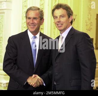 File photo dated 19/7/2001 of Prime Minister Tony Blair shakes hands with US President George Bush after a media conference at RAF Halton. Sir Tony Blair was desperate to establish good relations with US president George Bush, according to newly released official documents. Files released to the National Archives in Kew, west London, show Blair was the first foreign leader to call to congratulate the president-elect when his victory was finally confirmed by the Supreme Court in December 2000 following a prolonged dispute over the count in Florida. Issue date: Friday December 30, 2022. Stock Photo
