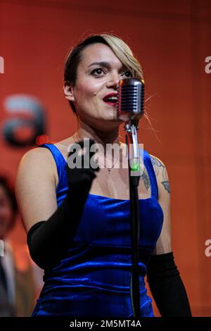 December 29, 2022, Rome, Italy: Singer FEDERICA D'ANDREA, with the group Do you know My Cousin?, performs 'The Italian Swing' at the Casa del Jaz in Rome. The band was formed in 2015 and brings Italian jazz-swing music around Italy. (Credit Image: © Daniela Franceschelli/Pacific Press via ZUMA Press Wire) Stock Photo