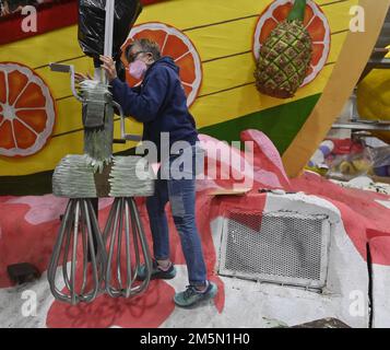 Irwindale, United States. 29th Dec, 2022. Volunteers use thousands of flowers and other plant material to prepare floats for the 134th annual Tournament of Roses Parade in Irwindale, California on Thursday, December 29, 2022. The Rose Parade will be televised live from Pasadena on January 2, 2023. Photo by Jim Ruymen/UPI Credit: UPI/Alamy Live News Stock Photo