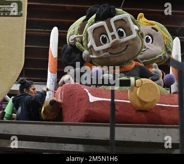 Irwindale, United States. 29th Dec, 2022. Volunteers use thousands of flowers and other plant material to prepare floats for the 134th annual Tournament of Roses Parade in Irwindale, California on Thursday, December 29, 2022. The Rose Parade will be televised live from Pasadena on January 2, 2023. Photo by Jim Ruymen/UPI Credit: UPI/Alamy Live News Stock Photo