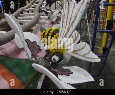 Irwindale, United States. 29th Dec, 2022. Volunteers use thousands of flowers and other plant material to prepare floats for the 134th annual Tournament of Roses Parade in Irwindale, California on Thursday, December 29, 2022. The Rose Parade will be televised live from Pasadena on January 2, 2023. Photo by Jim Ruymen/UPI Credit: UPI/Alamy Live News Stock Photo