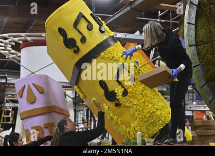 Irwindale, United States. 29th Dec, 2022. Volunteers use thousands of flowers and other plant material to prepare floats for the 134th annual Tournament of Roses Parade in Irwindale, California on Thursday, December 29, 2022. The Rose Parade will be televised live from Pasadena on January 2, 2023. Photo by Jim Ruymen/UPI Credit: UPI/Alamy Live News Stock Photo