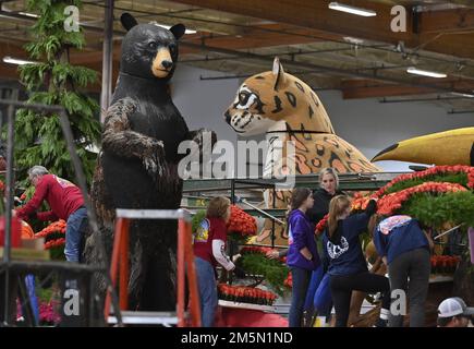 Irwindale, United States. 29th Dec, 2022. Volunteers use thousands of flowers and other plant material to prepare floats for the 134th annual Tournament of Roses Parade in Irwindale, California on Thursday, December 29, 2022. The Rose Parade will be televised live from Pasadena on January 2, 2023. Photo by Jim Ruymen/UPI Credit: UPI/Alamy Live News Stock Photo