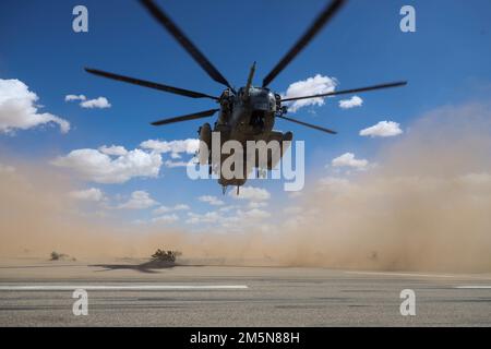 A U.S. Marine Corps CH-53E Super Stallion, assigned to Marine Aviation Weapons and Tactics Squadron One (MAWTS-1), is positioned to conduct an external lift exercise during Weapons and Tactics Instructor (WTI) course 2-22, at Auxiliary Airfield II, near Yuma, Arizona, March 29, 2022. WTI is a seven-week training event hosted by MAWTS-1, providing standardized advanced tactical training and certification of unit instructor qualifications to support Marine aviation training and readiness, and assists in developing and employing aviation weapons and tactics. Stock Photo