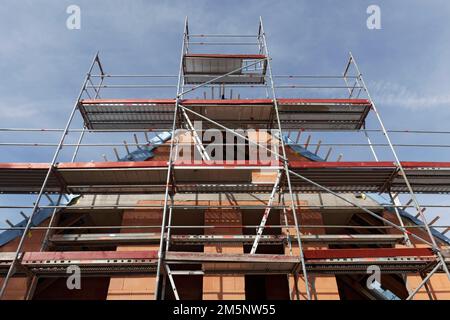 Scaffolded single-family house, shell, Duesseldorf, North Rhine-Westphalia, Germany Stock Photo