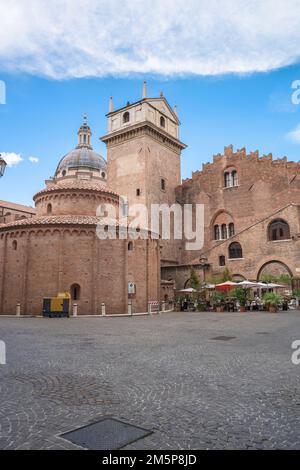Medieval Italian building,view of a cluster of medieval buildings in Mantua, l to r: Rotonda di San Lorenzo;Torre dell Orologio; Palazzo della Ragione Stock Photo