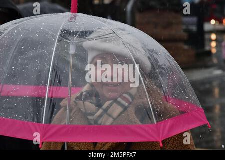 Edinburgh Scotland, UK 30 December 2022. WEATHER: Heavy rain on The Mound. credit sst/alamy live news Stock Photo