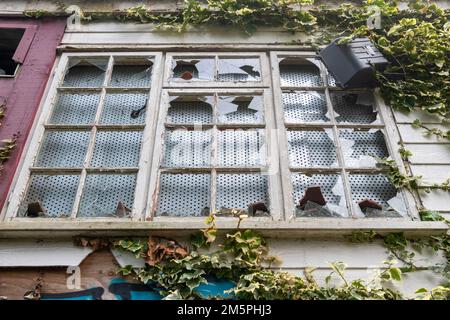 Broken windows, closed down and vandalised Grove pub, Lordship Lane, London, UK.  25 Dec 2022 Stock Photo