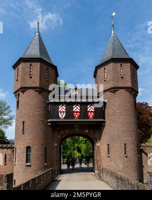 Entrance gate to Castle De Haar in Haarzuilens close to Utrecht. A medieval Dutch kasteel from 1892 Stock Photo