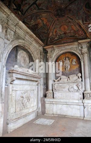 Napoli - Monumenti funebri nel chiostro della Chiesa di Santa Maria La Nova Stock Photo