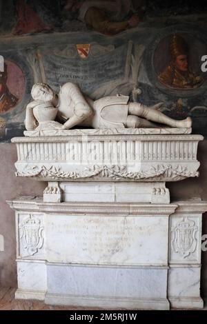 Napoli - Monumento funebre di Gaspare Siscaro nel chiostro della Chiesa di Santa Maria La Nova Stock Photo