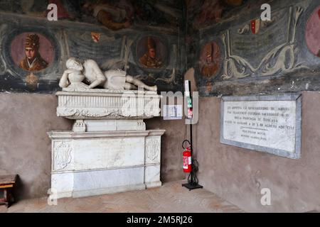 Napoli - Monumento funebre di Gaspare Siscaro nel chiostro di Santa Maria La Nova Stock Photo