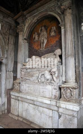 Napoli - Monumento funebre di Sanzio Vitagliano nel chiostro di Santa Maria La Nova Stock Photo